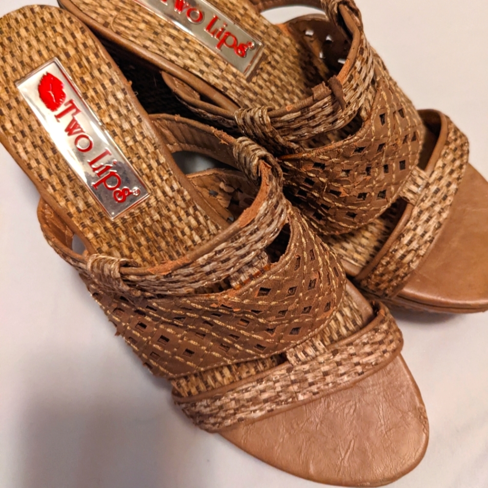 Two lips edge sandals size 6